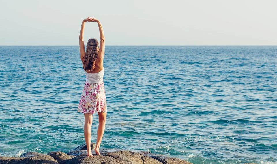 Frau-von-hinten-Strand